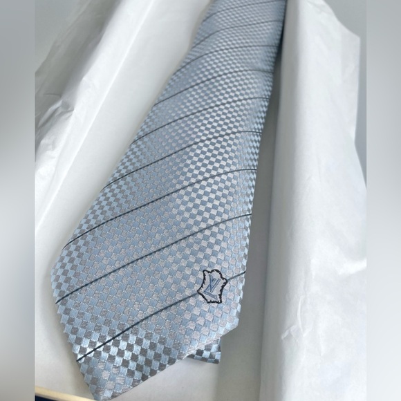 LOUIS VUITTON Silk Tie. Light blue. New with tag. - Picture 6 of 8